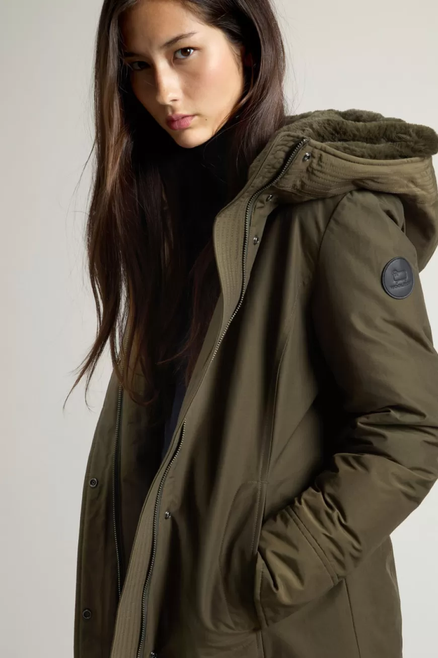 Boulder Parka mit Kapuze und abnehmbarem Pelzimitat-Besatz aus Ramar Cloth>Woolrich Cheap