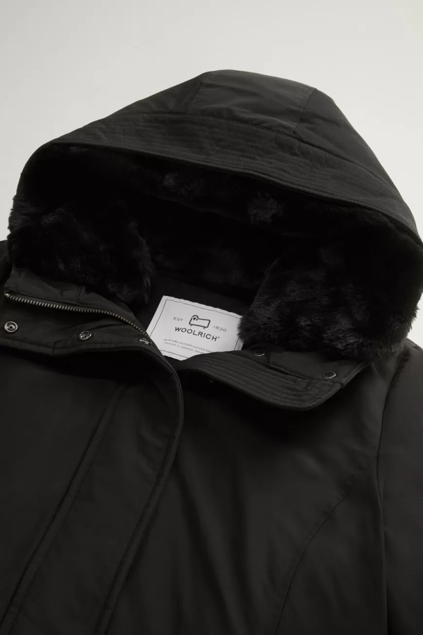 Boulder Parka mit Kapuze und abnehmbarem Pelzimitat-Besatz aus Ramar Cloth>Woolrich Fashion