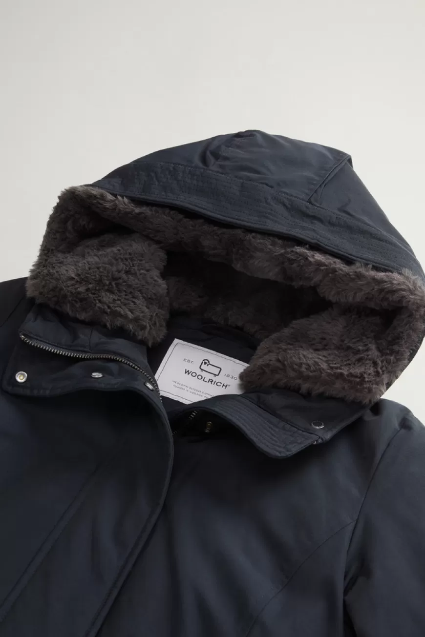 Boulder Parka mit Kapuze und abnehmbarem Pelzimitat-Besatz aus Ramar Cloth>Woolrich Fashion