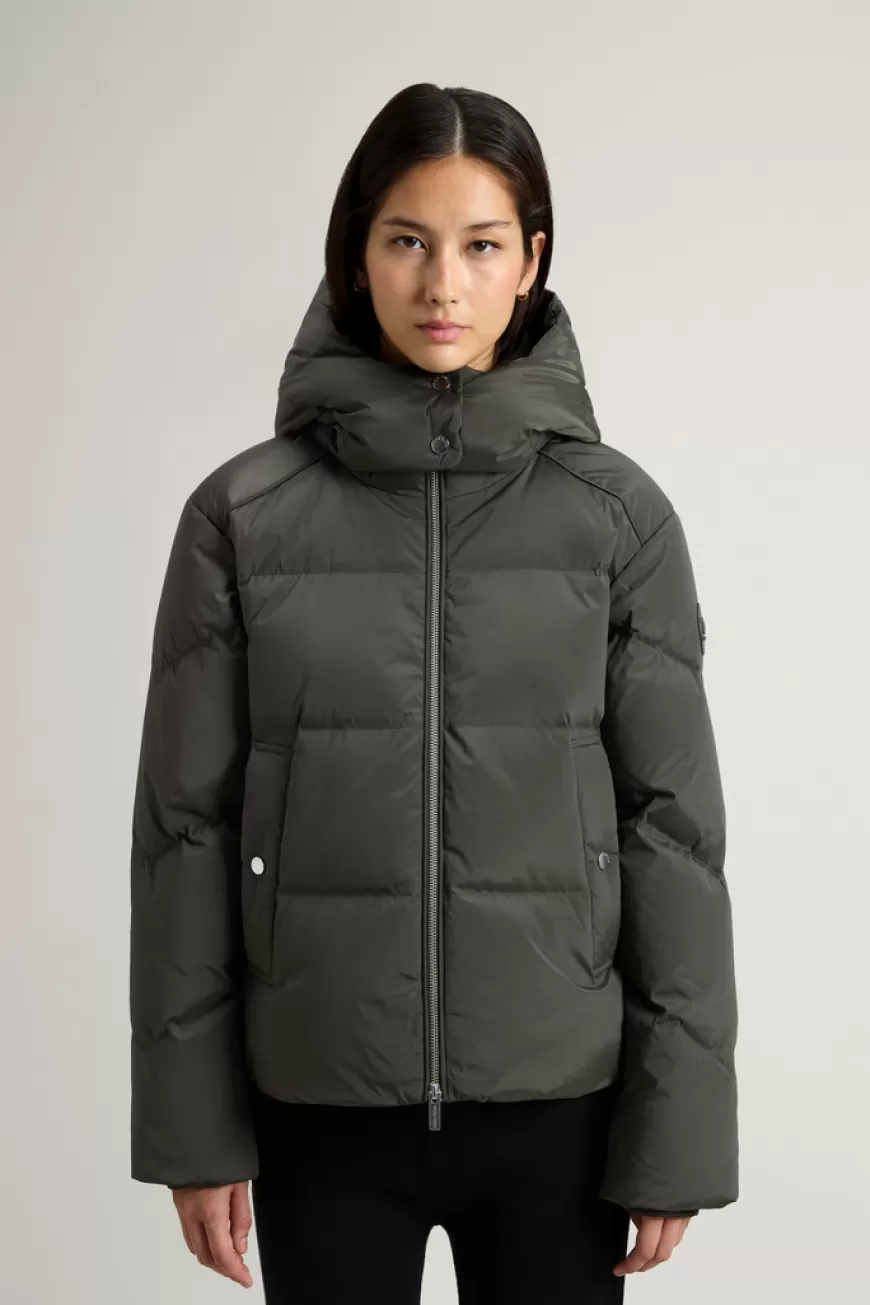 Kurze Alsea Daunenjacke aus Stretch-Nylon mit abnehmbarer Kapuze>Woolrich New