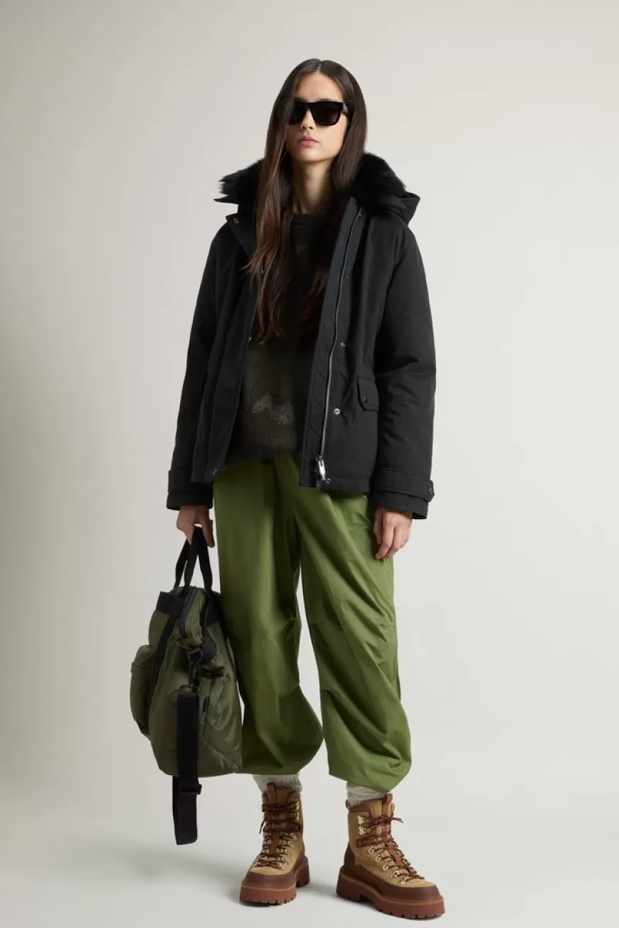 Kurzer Arctic Parka aus Mountain Cloth mit abnehmbarer Kapuze und abnehmbarem Pelz>Woolrich Fashion